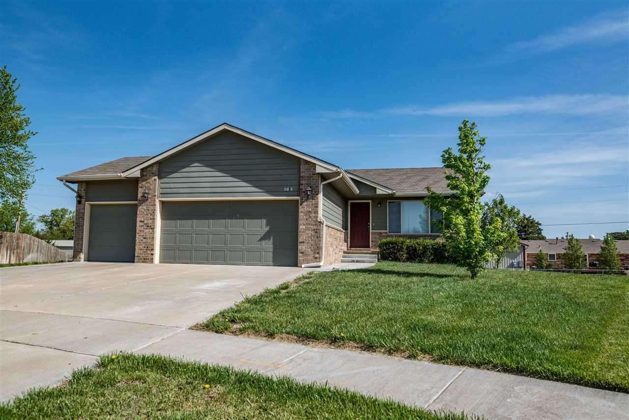 Ranch home ready to move right in, vaulted ceilings, open kitchen and dining area that over looks th