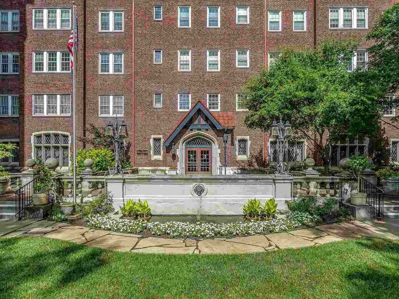 Open and spacious classic rustic decor,  3 bedroom 2 bath  split plan apartment . Fabulous newer int