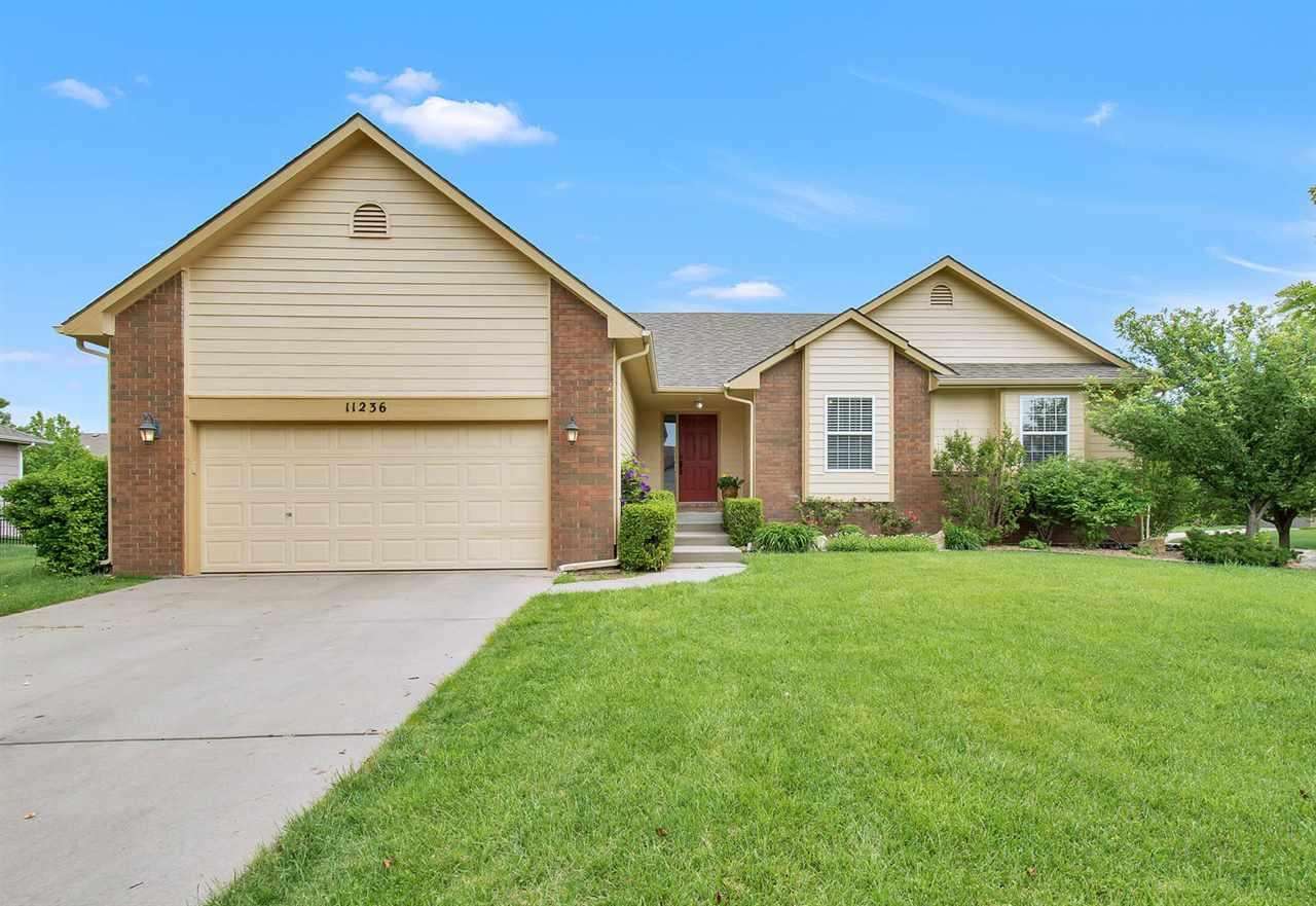 *REDUCED PRICE, MOTIVATED SELLER BRING YOUR BUYERS*  Beautiful Move-In Ready Home! NO SPECIALS, ALL 